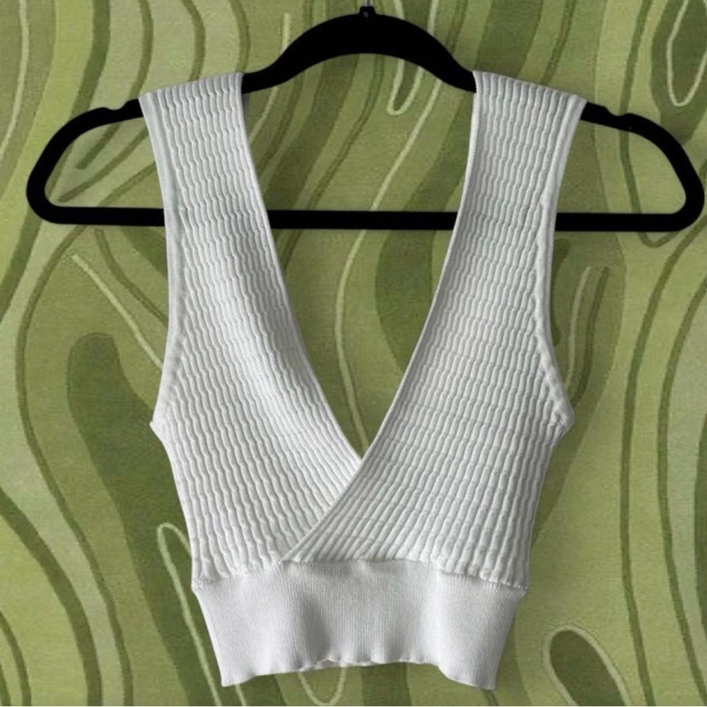 Zara White Ribbed V-Neck Cropped Tank - Picture 2 of 4
